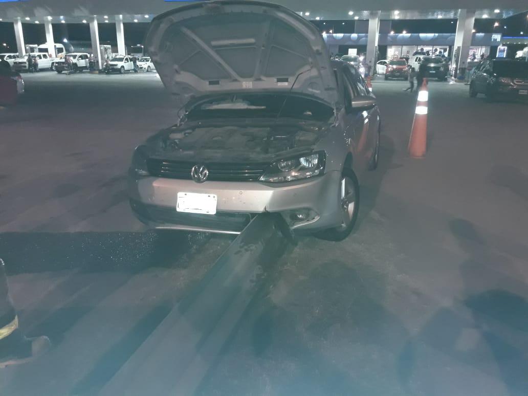 Un automóvil impactó contra guardarrail en área de servicios de Leones