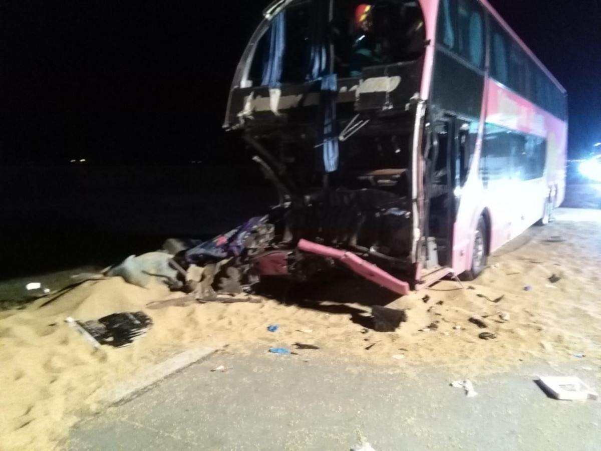 Choque entre un camión y un colectivo sobre autopista a la altura de General Roca con 19 personas trasladadas al Hospital Abel Ayerza