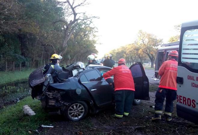 Un automóvil con un joven de Tortugas colisionó contra una planta en ruta 9