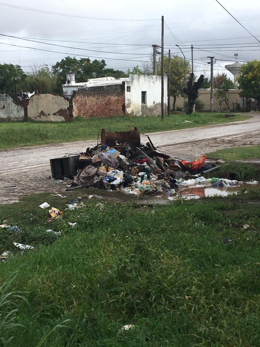 Calle Mendoza entre Rafael Núñez y Dean Funes convertida en un basural