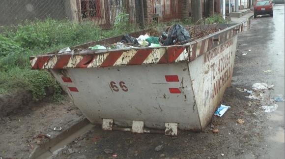 Reclamo de vecina de calle Campaña del Desierto por contenedor que desborda de residuos