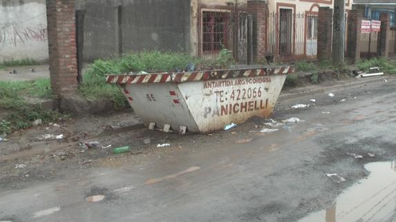 Reclamo de vecina de calle Campaña del Desierto por contenedor que desborda de residuos