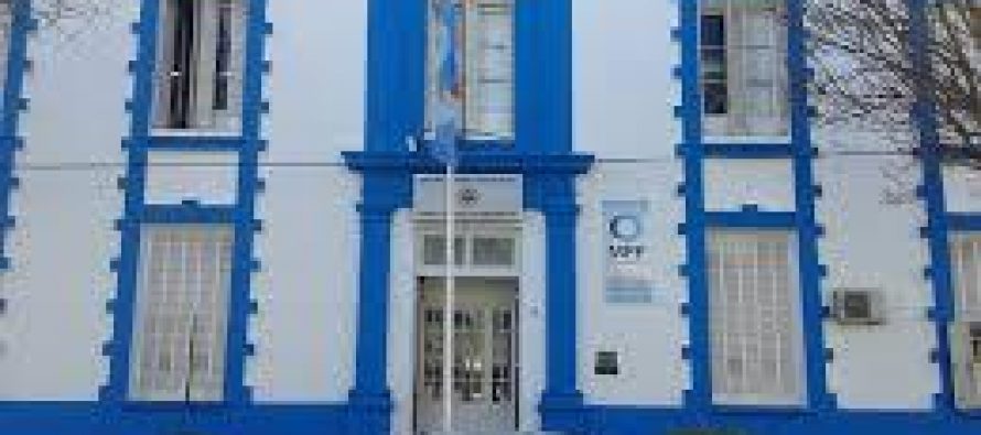 Detención de un individuo por los delitos de desobediencia a la autoridad, daños, violación de domicilio y amenazas reiteradas hacia un inspector municipal