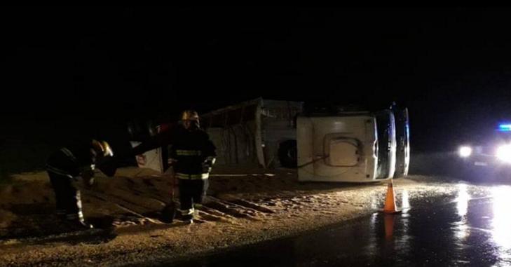 General Roca: Vuelco de un camión cargado con soja en autopista