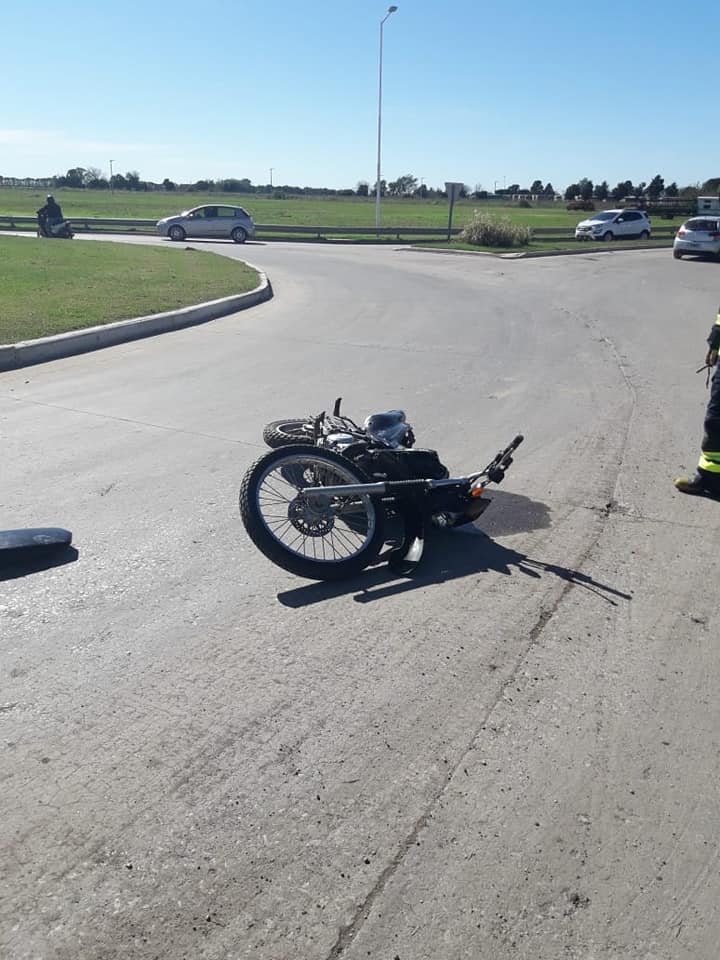 Leones: Accidente de moto deja dos femeninas con traumatismos