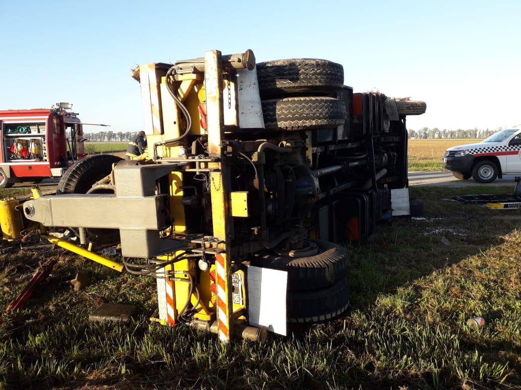 General Roca, vuelco de una grúa en el cantero central de autopista