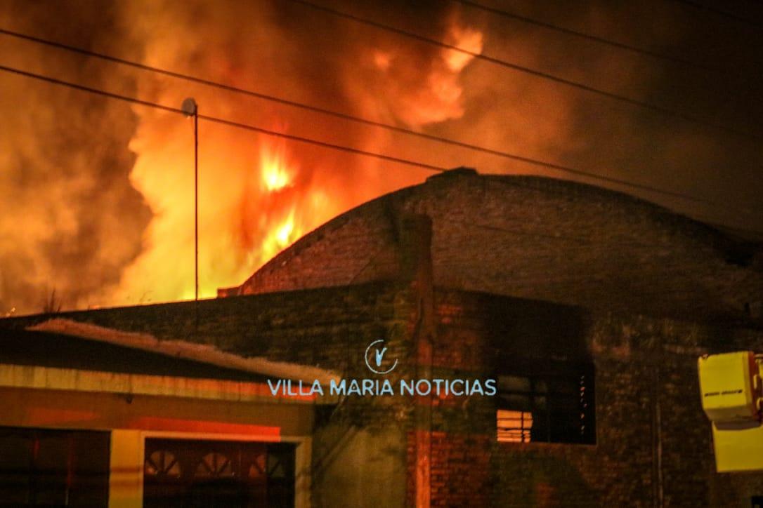 Incendio de magnitud en un galpón de Villa Maria