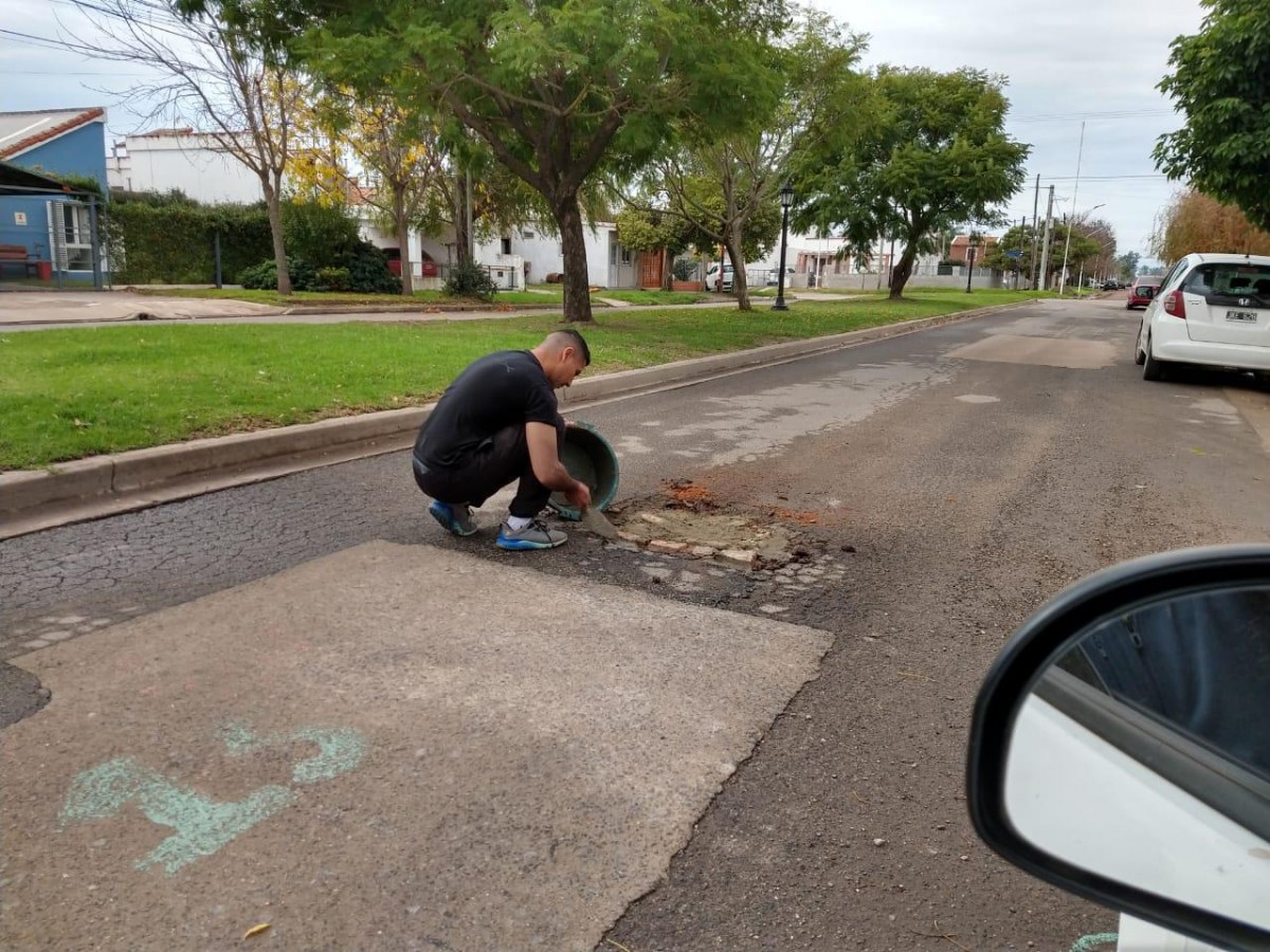 Vecino de calle Sáenz Peña arreglando un histórico pozo