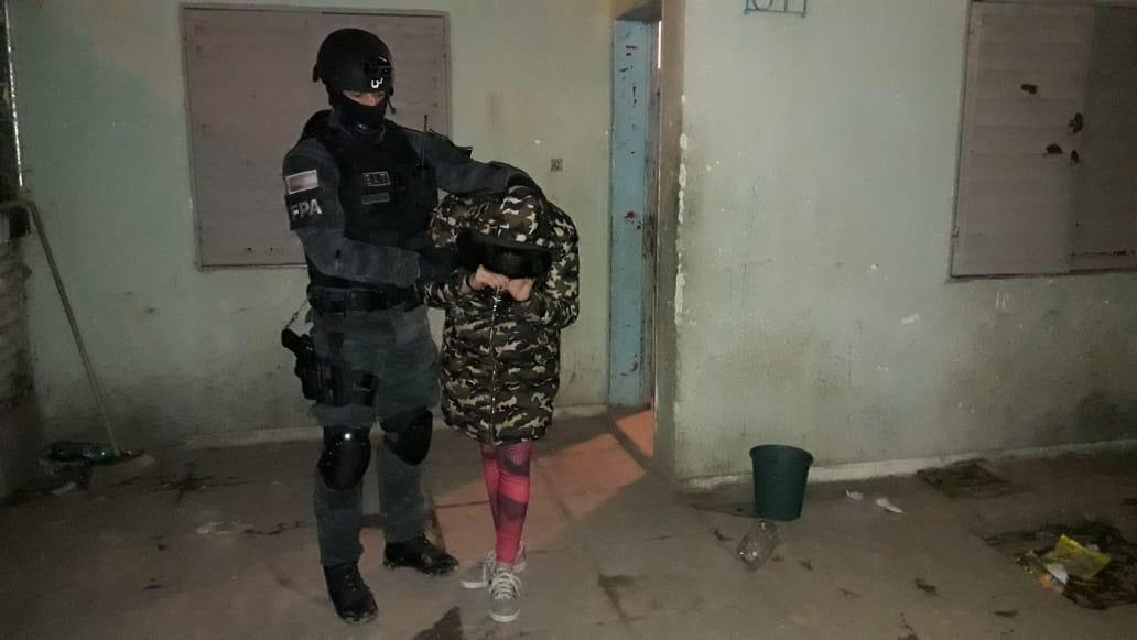 Más detalles de los 4 allanamientos de FPA con 5 detenidos en Marcos Juàrez: Vendían leña, autopartes y drogas