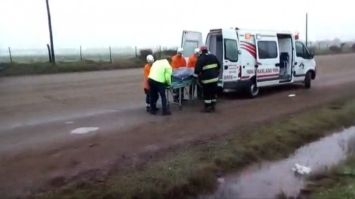 Se arrojó a las vías del tren y se salvó de milagro.-