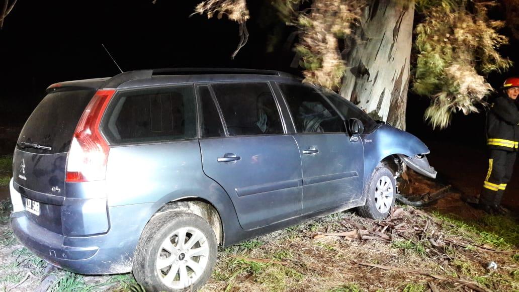 Accidente en ruta 9 en Leones con el despiste de un automóvil que terminó impactando contra un árbol