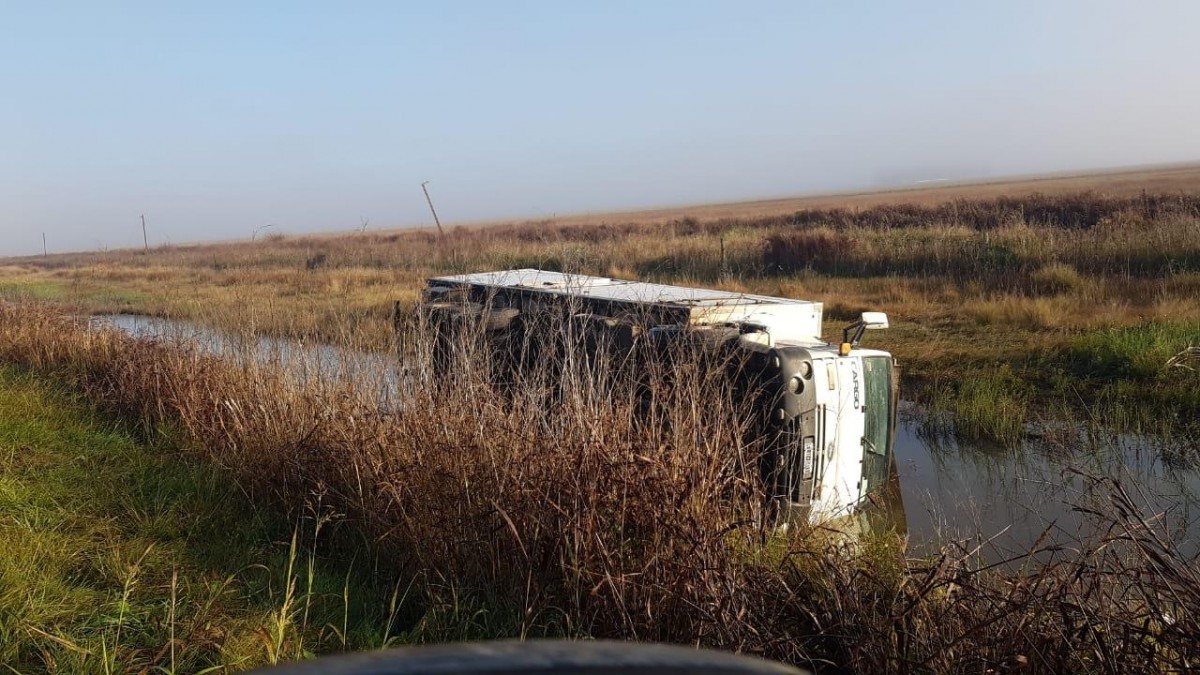 Dos accidentes en ruta 2 en Saira, con el despiste de un camión y un Audi