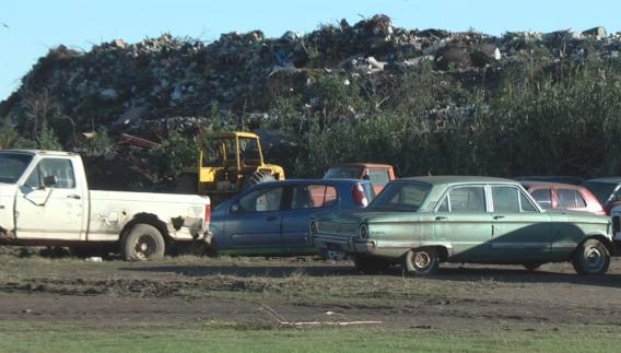 Traslado de 40 vehículos abandonados en la vía pública y clausura de un local comercial
