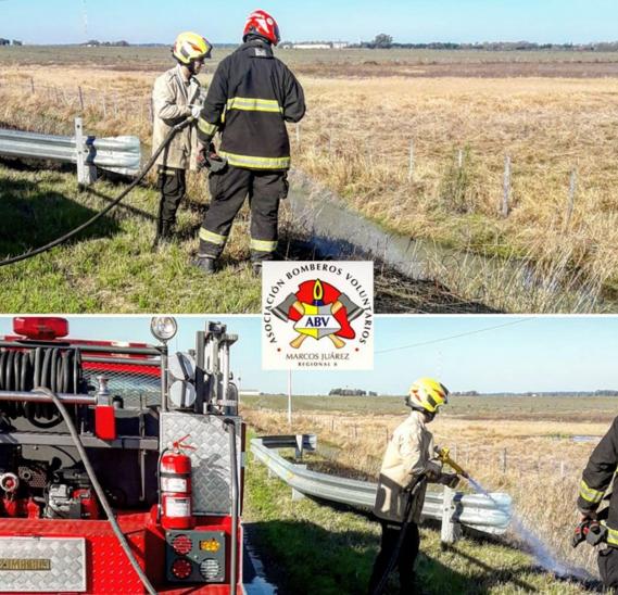 Incendio de pastizales sobre la banquina de colectora de noroeste
