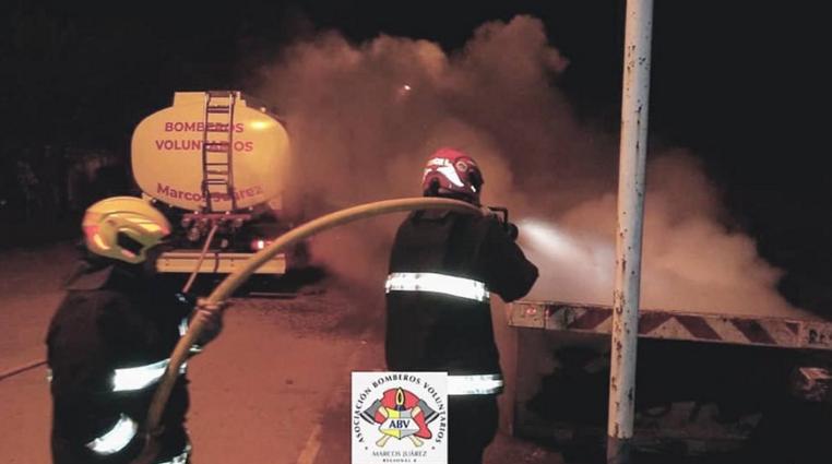 Una vez màs , Bomberos debió sofocar un nuevo incendio en el contenedor de calle Del Niño