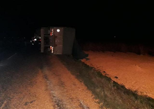 Vuelco del acoplado de un camión con maiz en ruta 9 en General Roca