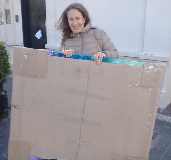 La artista plástica marcosjuarense Natalia Mateucci expondrà hoy un cuadro en el programa PH de Telefé