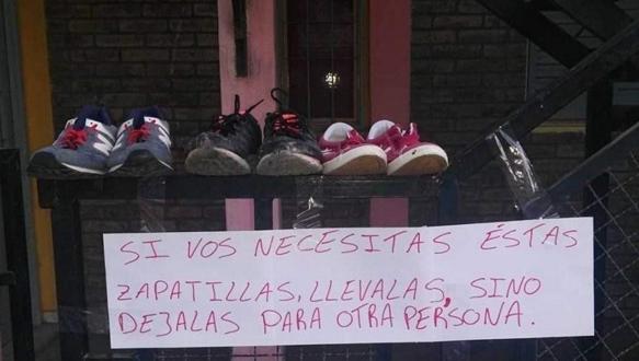 Regala zapatillas para los más necesitados en la puerta de su casa
