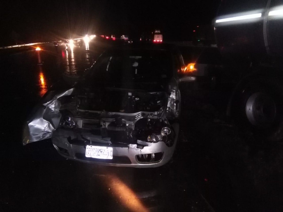 Despiste de un automóvil en autopista, el cual realizó un trompo, y chocó contra el guardarrail y un camión