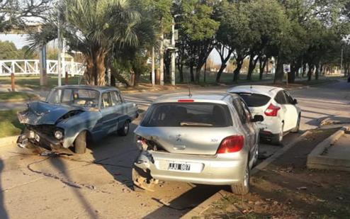 Choque en cadena en la madrugada del domingo sobre calle Lardizábal con tres vehículos involucrados