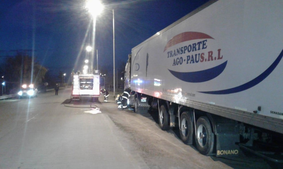 Principio de incendio de un camión que se encontraba estacionado en circunvalación de Leones sin su propietario