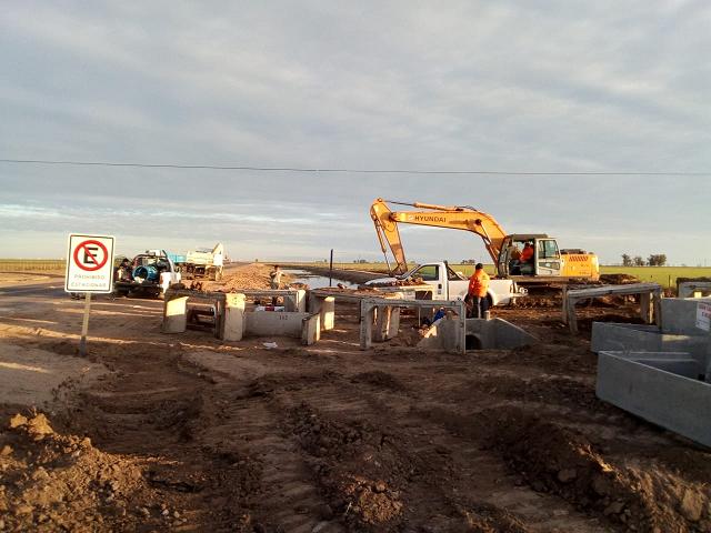 Una maquinaria que realizaba trabajos en Colombia y Circunvalación oeste produjo la rotura del acueducto troncal de agua potable