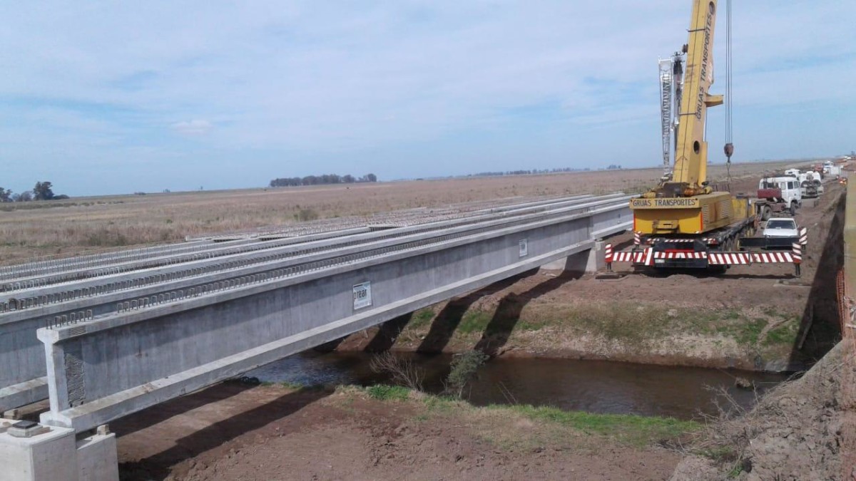 Llegaron las primeras vigas del puente que se realizarà sobre el canal San Antonio en Saira