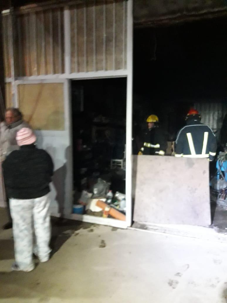 Incendio en taller de herrería de Leones