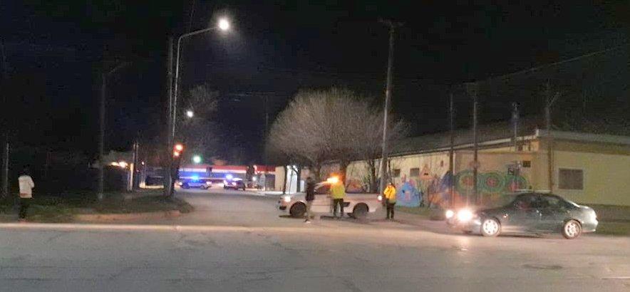 Choque entre un automóvil y una formación en el paso a nivel de calle Champagnat y Brasil donde el conductor se dio a la fuga