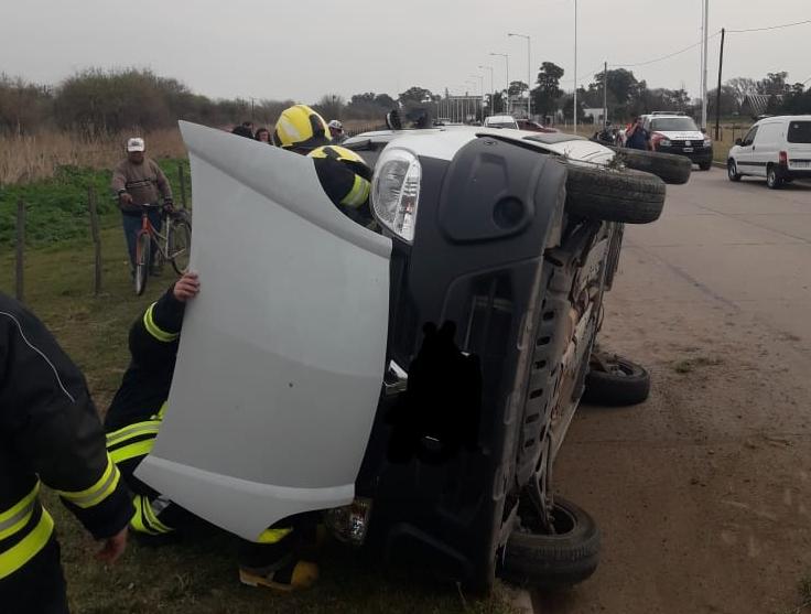 Choque y vuelco entre una bicicleta y un utilitario en circunvalación de Leones