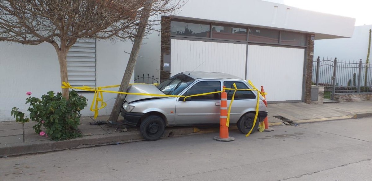 Un automóvil impactó contra un poste de telefonía en calle 1º de Mayo