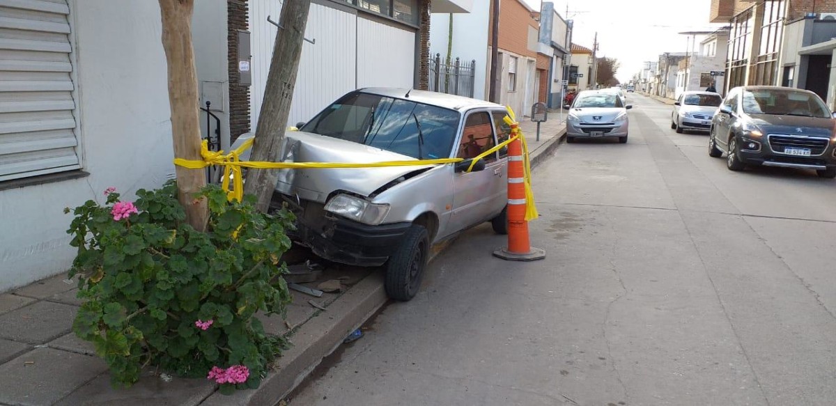 Un automóvil impactó contra un poste de telefonía en calle 1º de Mayo