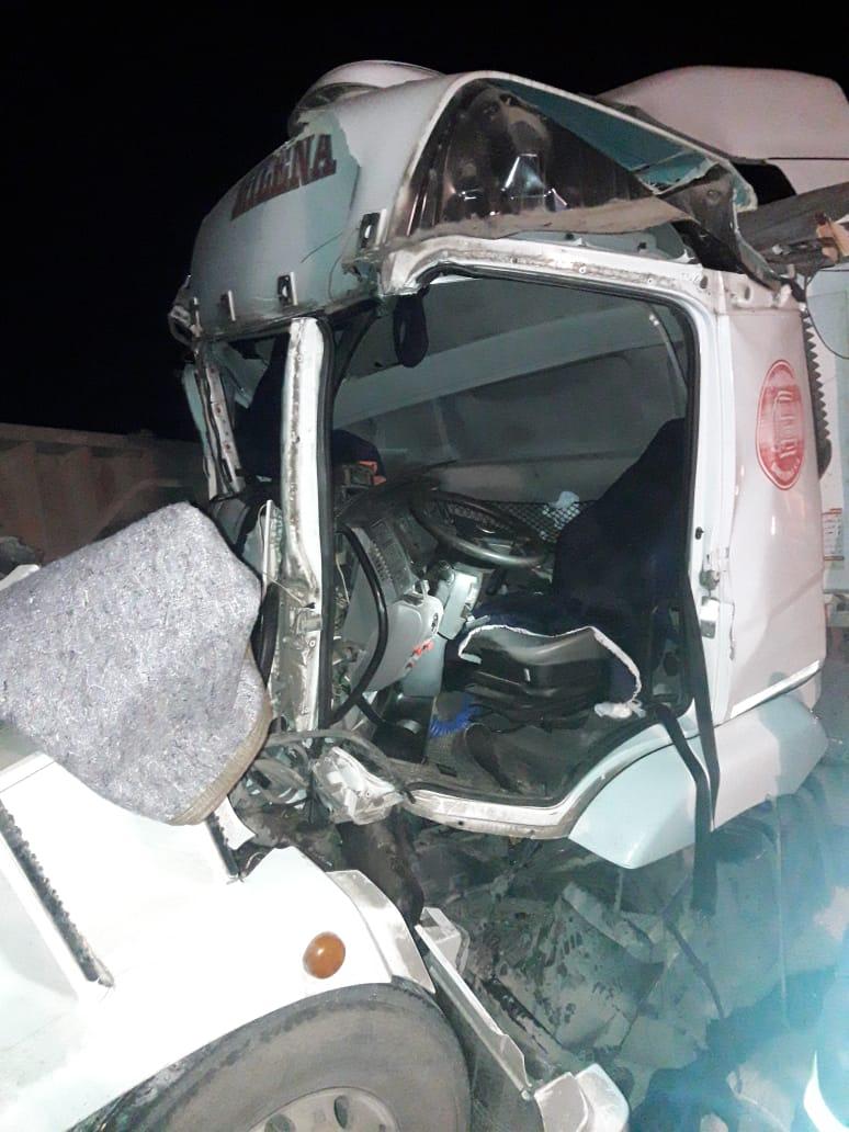 Choque por alcance entre dos camiones en autopista en Leones