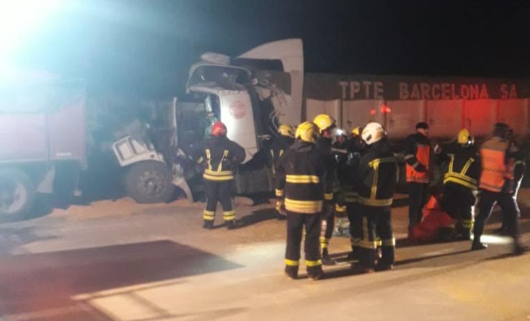 Choque por alcance entre dos camiones en autopista en Leones
