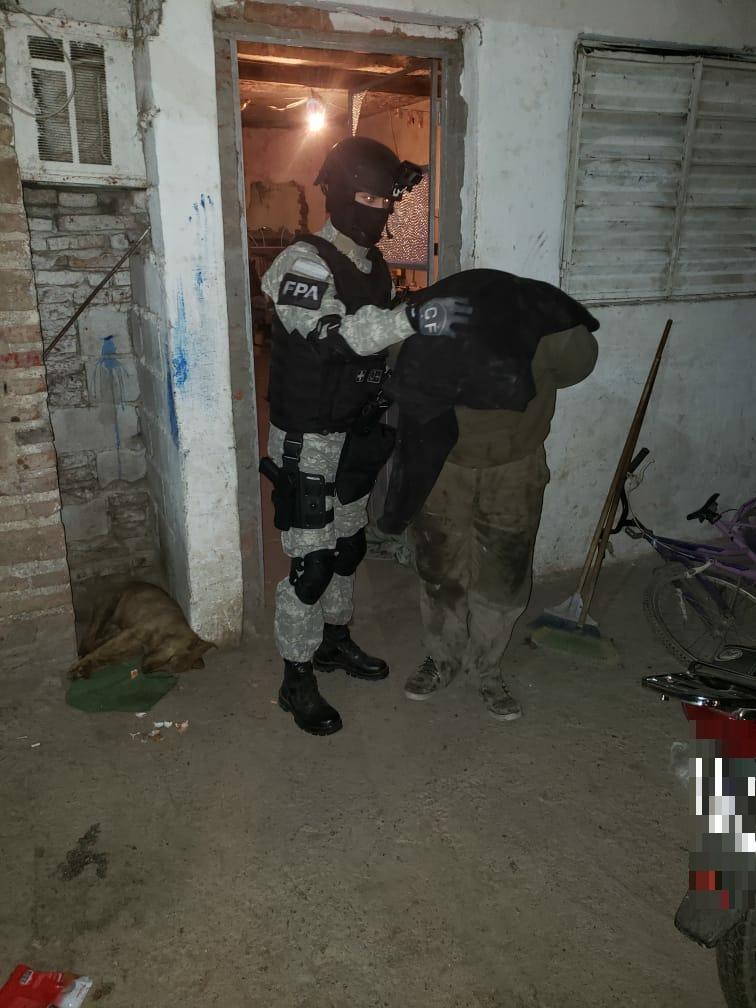 Allanamiento de FPA en una vivienda de calle Quintana al 400, con dos mujeres y un hombre detenidos por drogas en Marcos Juàrez