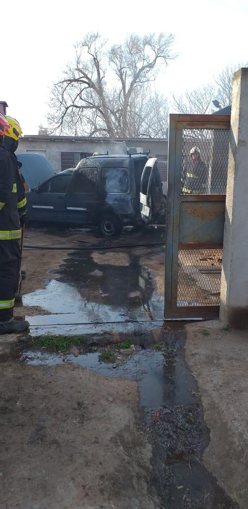 Último momento.- Incendio de un vehículo en un taller de calle San Lorenzo al 500