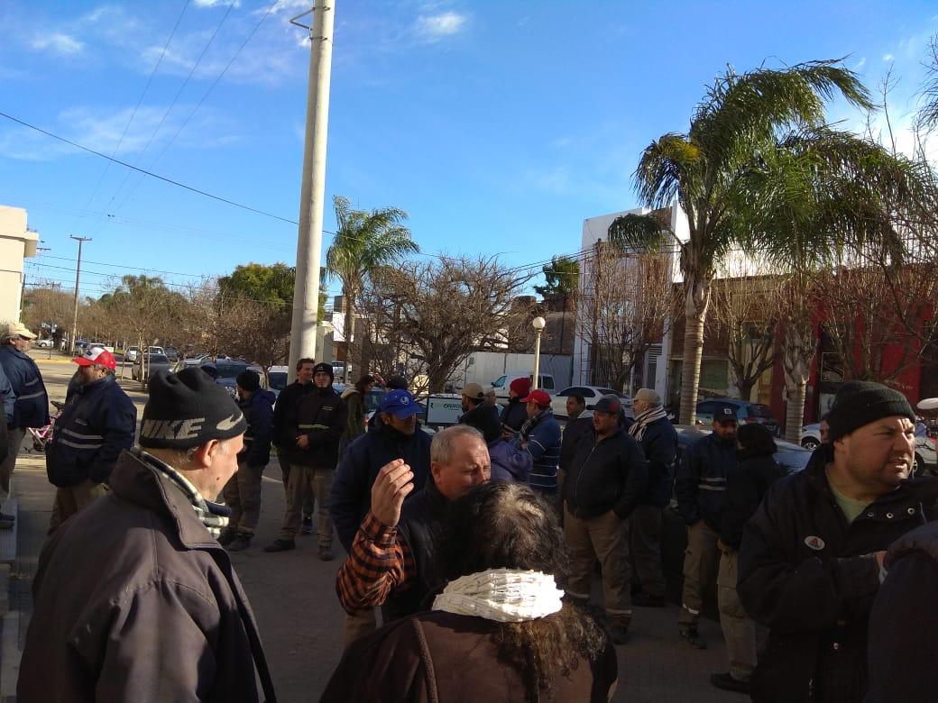 Empleados municipales se manifestaron frente al edificio municipal