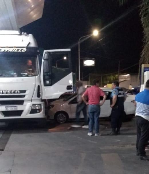 Un automóvil Fiat Siena impactó contra un camión que estaba cargando combustible en la estación de servicios YPF Panamericana