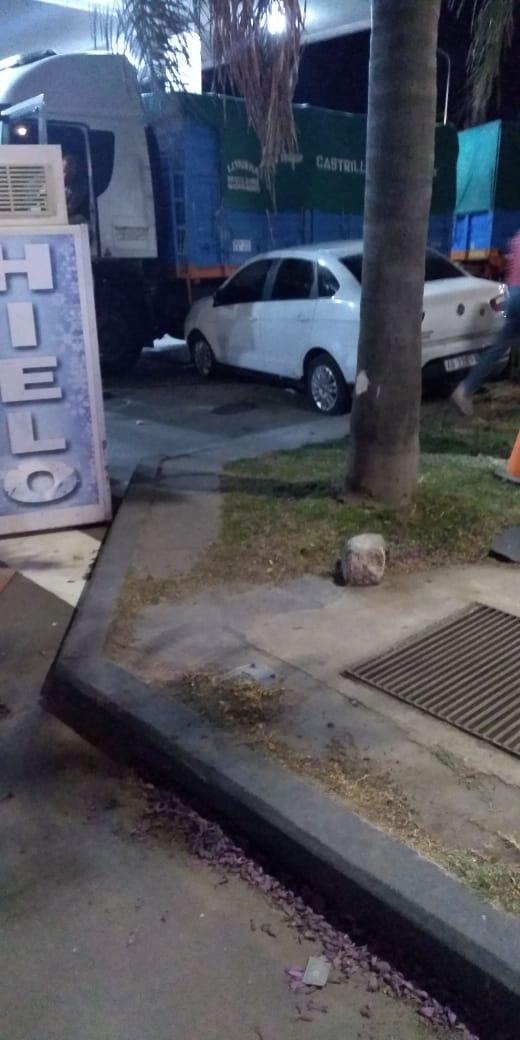 Un automóvil Fiat Siena impactó contra un camión que estaba cargando combustible en la estación de servicios YPF Panamericana