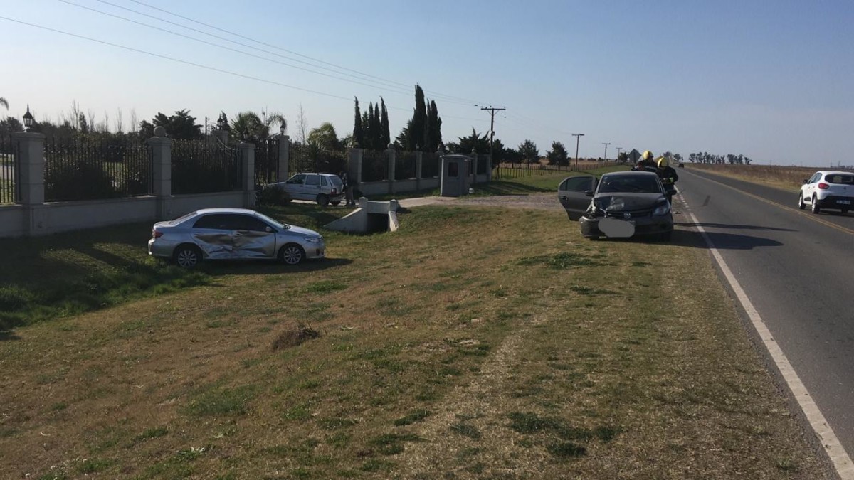 Choque entre dos vehículos en la rotonda de ingreso de Leones