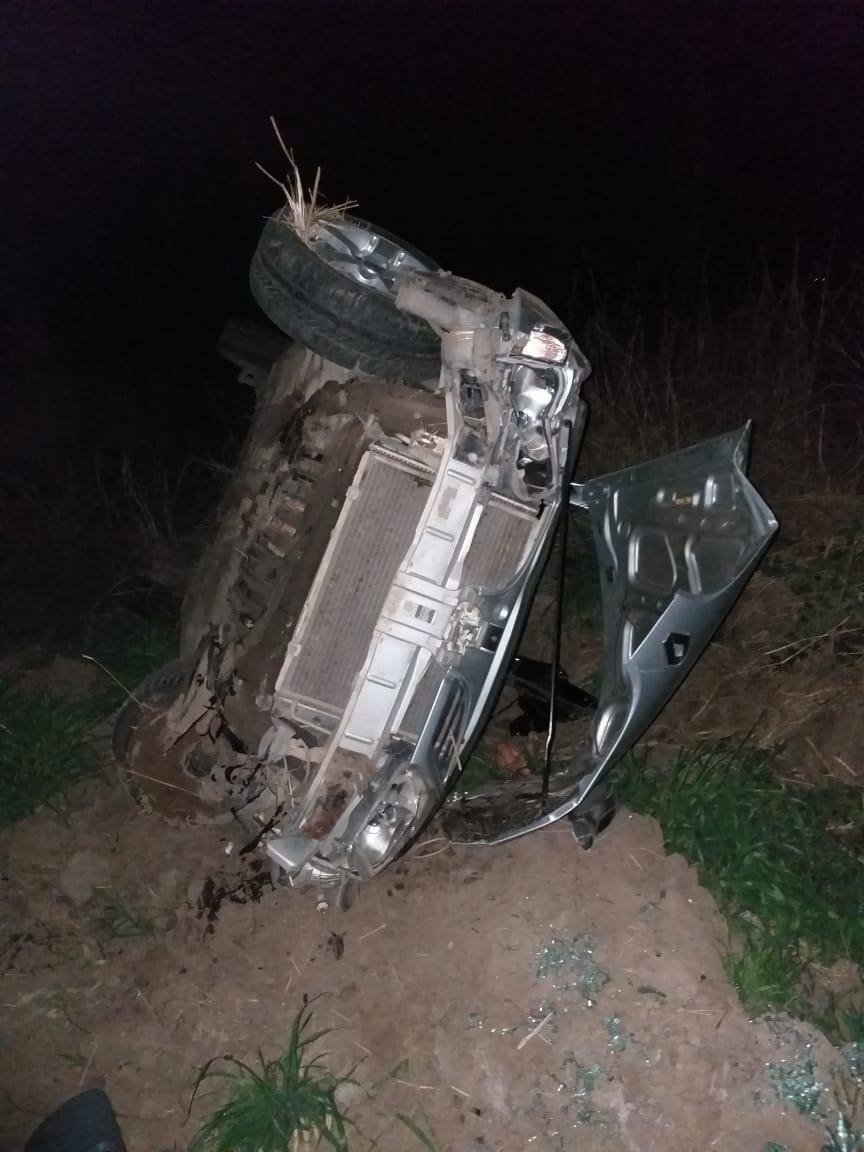 General Roca, despiste y vuelco de un automóvil en ruta 9