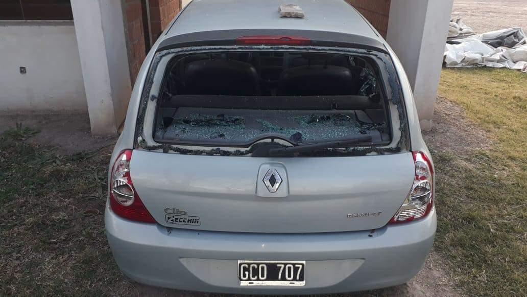 Rotura de cristales de un automóvil que se encontraba en una cochera en construcción en calle Venezuela 480