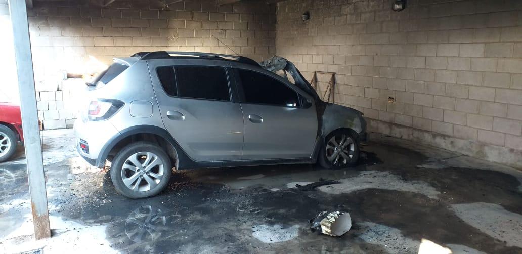 Incendio de un automóvil propiedad de una mujer policía