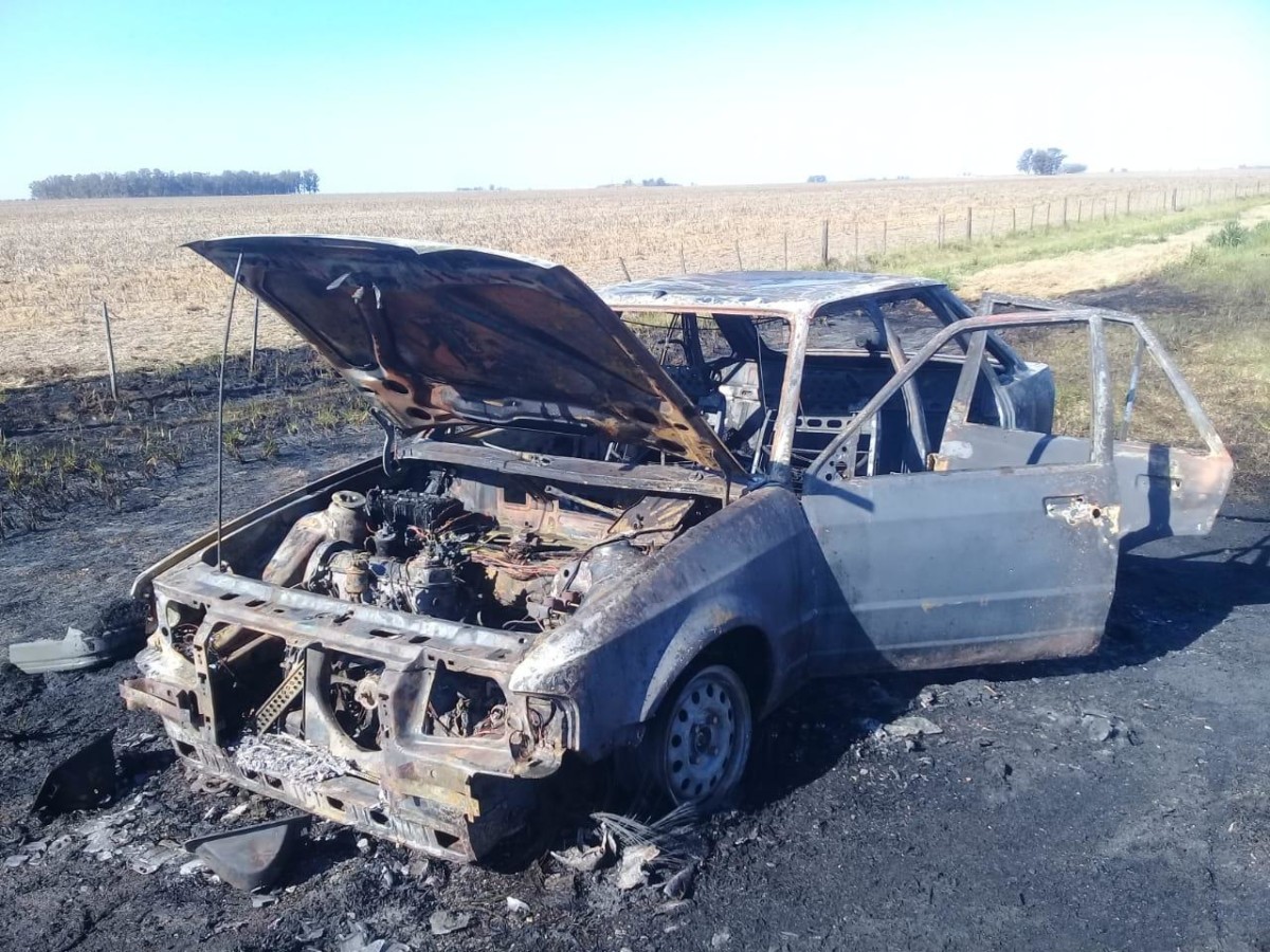 Incendio generalizado de un automóvil en ruta 9 entre  Leones y San Marcos