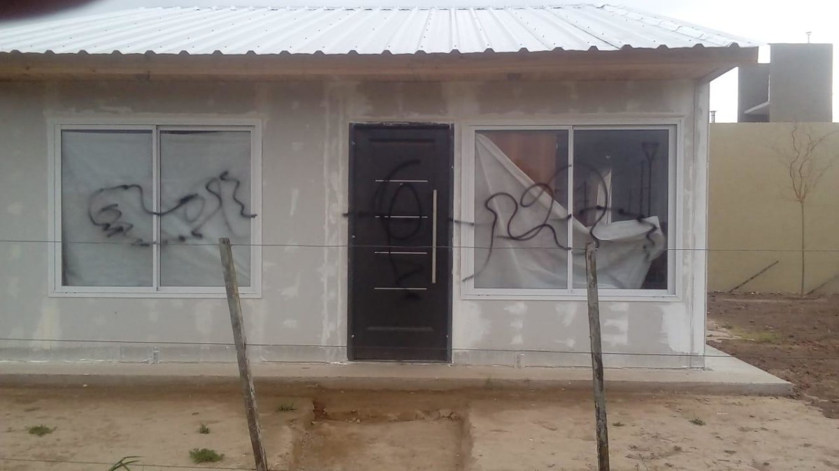 Pintada de puertas y ventanas en vivienda en construcción en el barrio San Josè