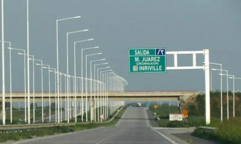 Dos policías rescataron a un joven de 19 años que se encontraba en el puente de acceso a autopista y Av . Las Colonias