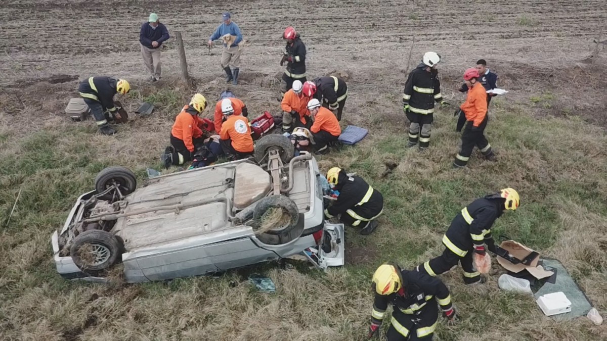 Vuelco en solitario de un auto sobre ruta 12 sur