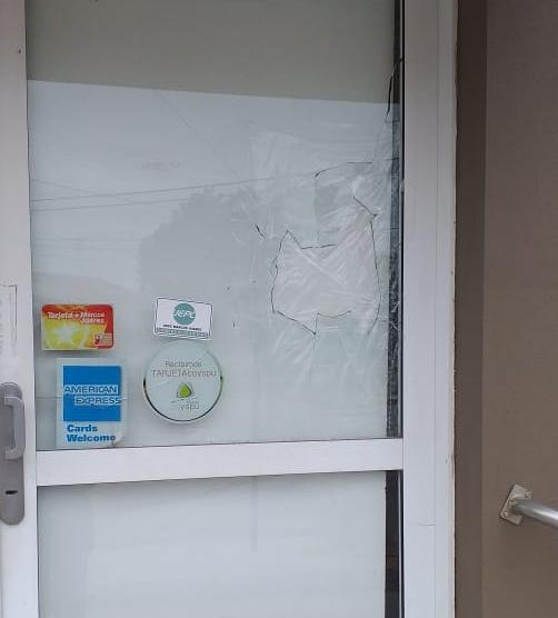 Daño en la puerta de ingreso de Vinoteca Bottacin