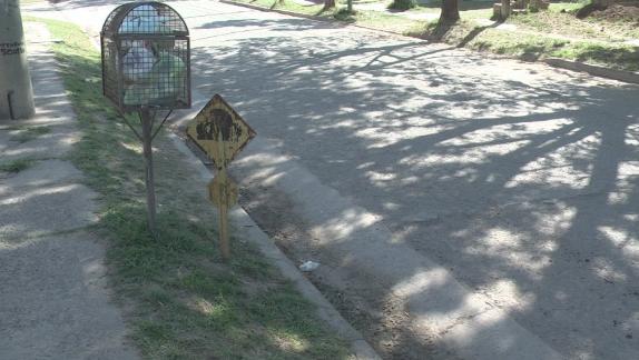 Reclamo de vecina por retiro de la totalidad de lomas de burro de calle Monetto