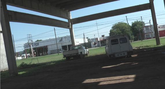 Dos vehículos abandonados en predio en construcción contiguo a la terminal de ómnibus